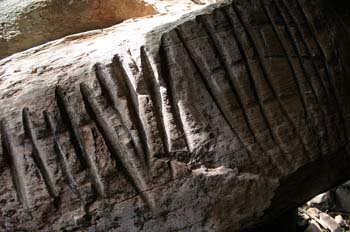 Escrituras en el nivel inferior antes del acceso a la caverna